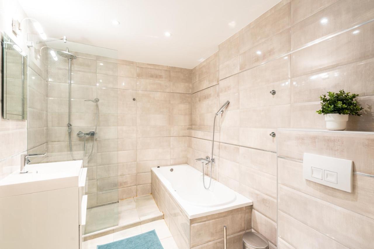 Spacious Luxury At The Heart Of Apartmán
